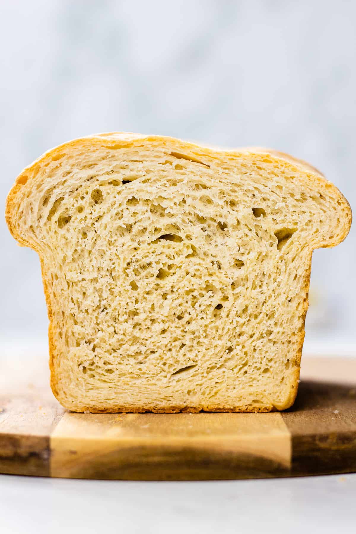 Μια κοντινή φωτογραφία ενός κομμένου λευκού ψωμιού σάντουιτς.