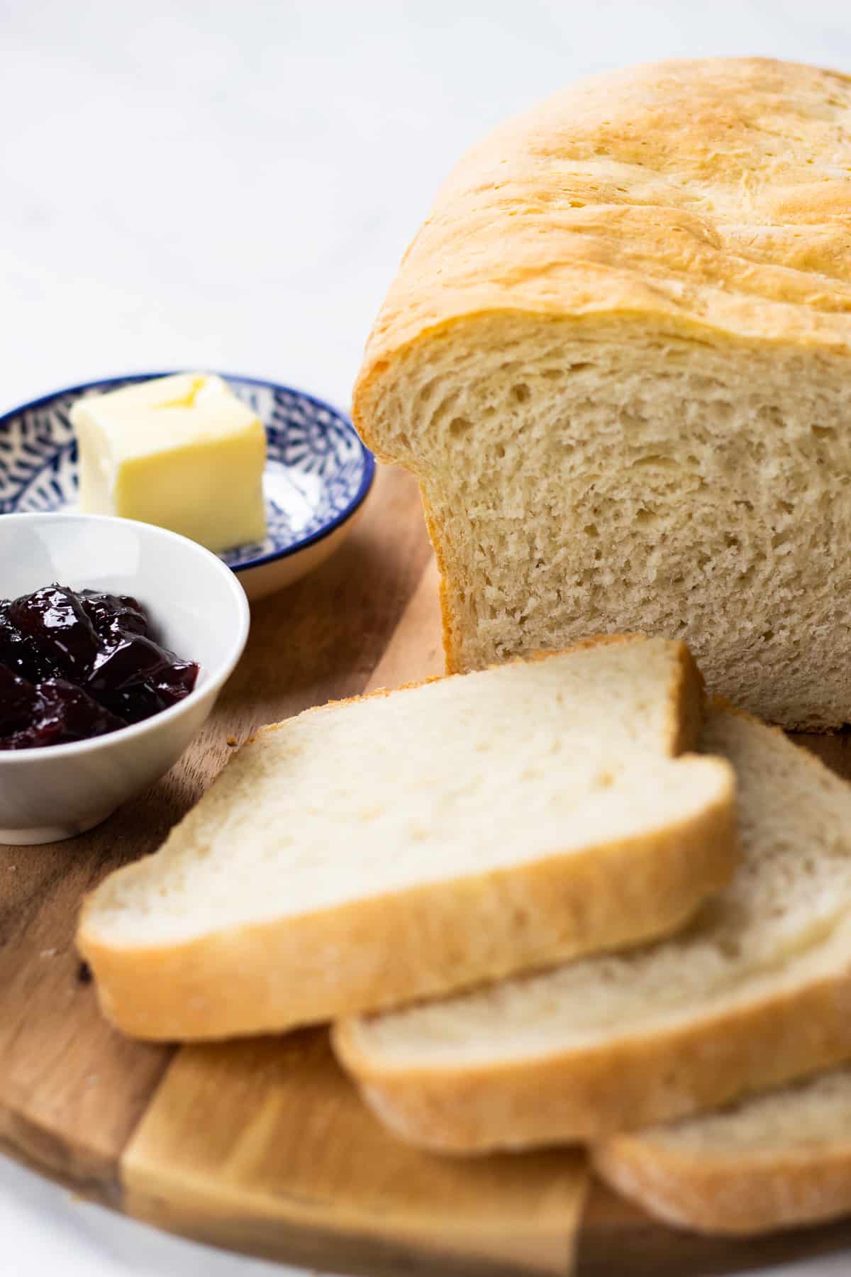 Λευκό ψωμί σε φέτες με βούτυρο και μαρμελάδα.